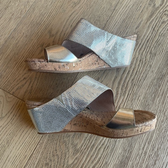 New Donald J. Pliner gold Gyer Wedge Sandals - Picture 4 of 9